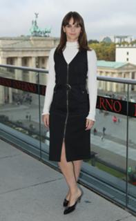 Felicity Jones feet photo thumbnail