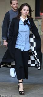Felicity Jones feet photo thumbnail