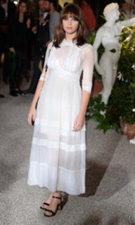 Felicity Jones feet photo thumbnail
