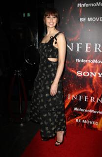 Felicity Jones feet photo thumbnail