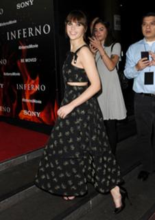 Felicity Jones feet photo thumbnail