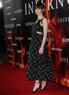 Felicity Jones feet photo thumbnail