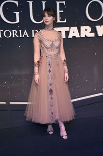 Felicity Jones feet photo thumbnail