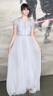 Felicity Jones feet photo thumbnail