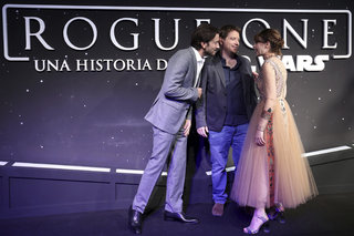 Felicity Jones feet photo thumbnail