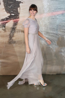 Felicity Jones feet photo thumbnail