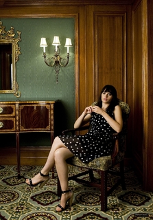 Felicity Jones feet photo thumbnail