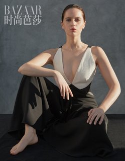 Felicity Jones feet photo thumbnail