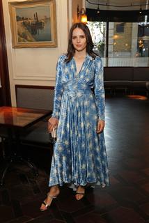 Felicity Jones feet photo thumbnail