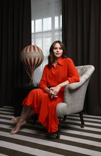 Felicity Jones feet photo thumbnail