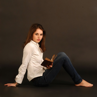 Felicity Jones feet photo thumbnail