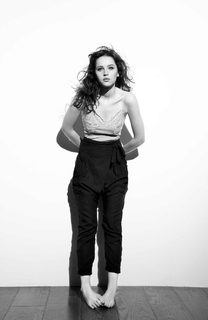 Felicity Jones feet photo thumbnail