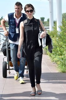 Felicity Jones feet photo thumbnail