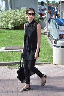 Felicity Jones feet photo thumbnail