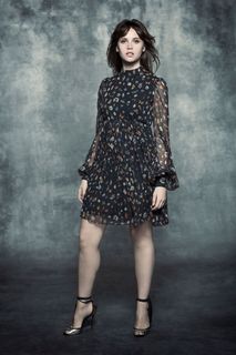 Felicity Jones feet photo thumbnail