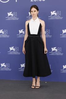 Felicity Jones feet photo thumbnail