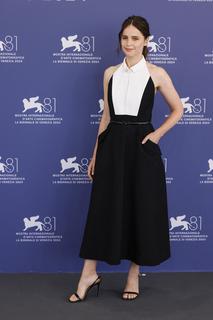 Felicity Jones feet photo thumbnail