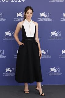 Felicity Jones feet photo thumbnail