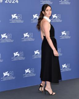 Felicity Jones feet photo thumbnail