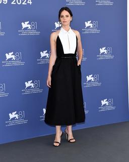 Felicity Jones feet photo thumbnail