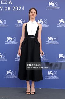 Felicity Jones feet photo thumbnail