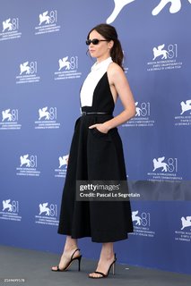 Felicity Jones feet photo thumbnail
