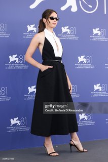 Felicity Jones feet photo thumbnail