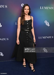 Felicity Jones feet photo thumbnail