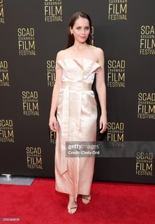 Felicity Jones feet photo thumbnail