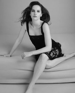 Felicity Jones feet photo thumbnail