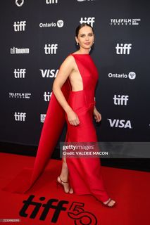 Felicity Jones feet photo thumbnail