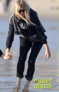 Fergie feet photo thumbnail