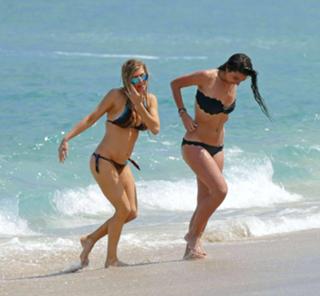 Fergie feet photo thumbnail