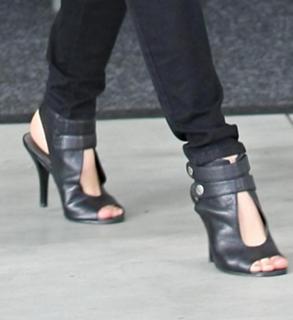 Fergie feet photo thumbnail