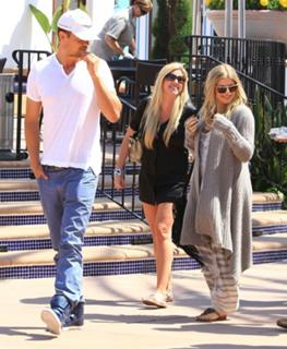 Fergie feet photo thumbnail