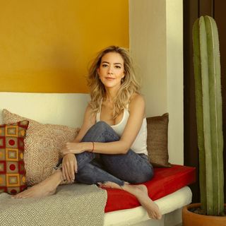 Fernanda Castillo feet photo thumbnail