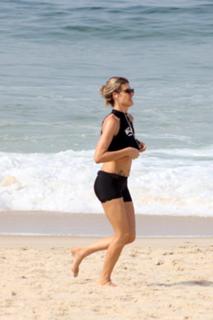 Fernanda Lima feet photo thumbnail