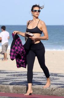 Fernanda Lima feet photo thumbnail