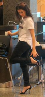 Fernanda Paes Leme feet photo thumbnail