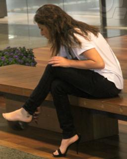 Fernanda Paes Leme feet photo thumbnail