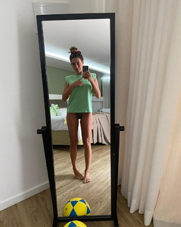 Fernanda Paes Leme feet photo thumbnail