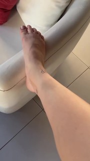 Fernanda Schneider feet photo 9