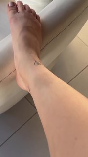 Fernanda Schneider feet photo 8