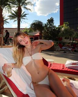 Fernanda Schneider feet photo 17