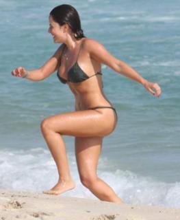 Fernanda Vasconcellos feet photo thumbnail