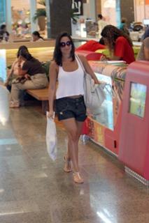 Fernanda Vasconcellos feet photo thumbnail