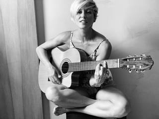 Fernanda de Freitas feet photo thumbnail