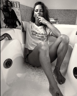 Fernanda de Freitas feet photo thumbnail