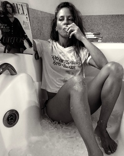 Fernanda de Freitas feet photo thumbnail