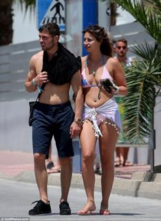 Ferne McCann feet photo thumbnail